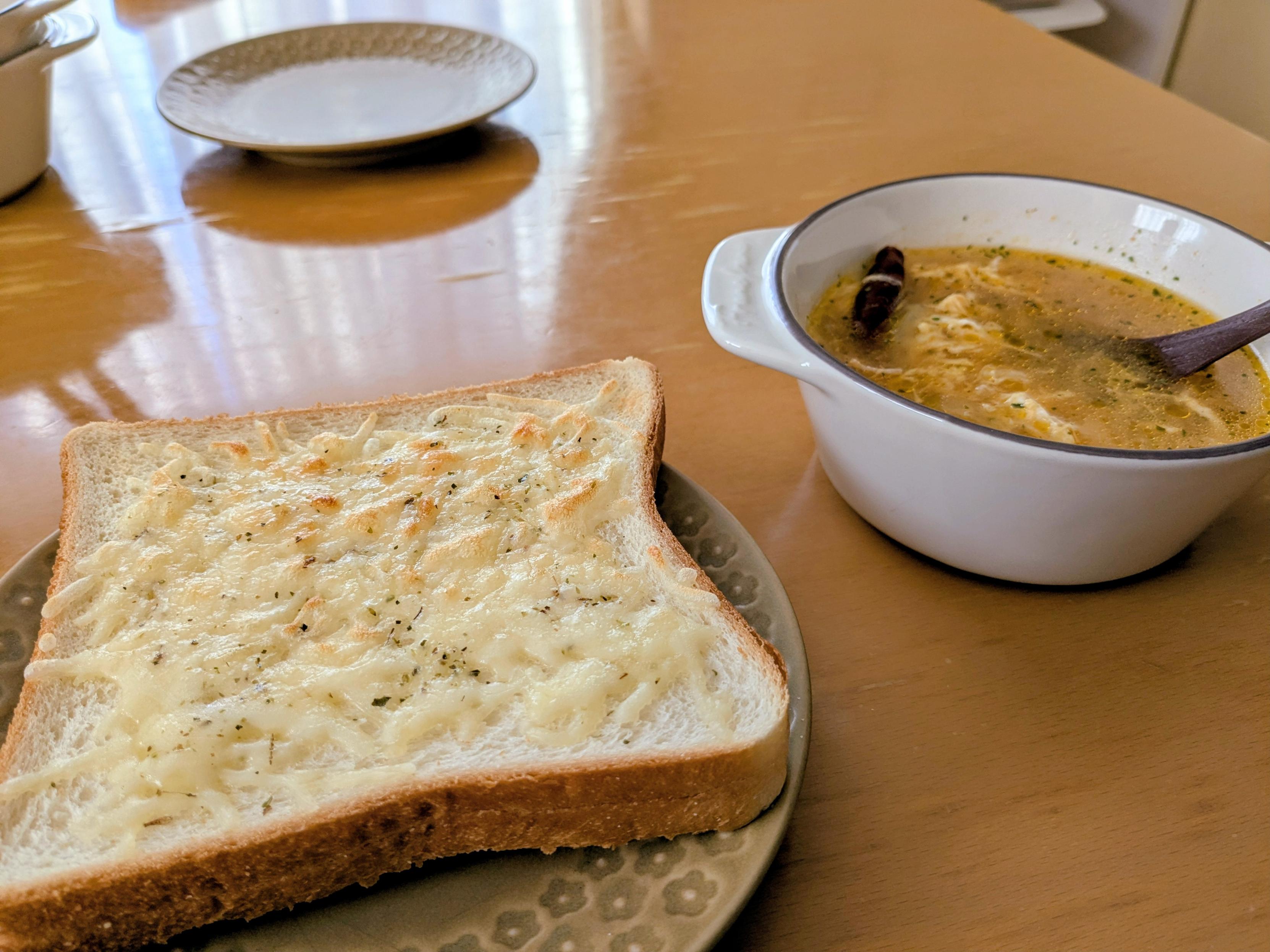 オレガノチーズトーストとソパ・デ・アホ