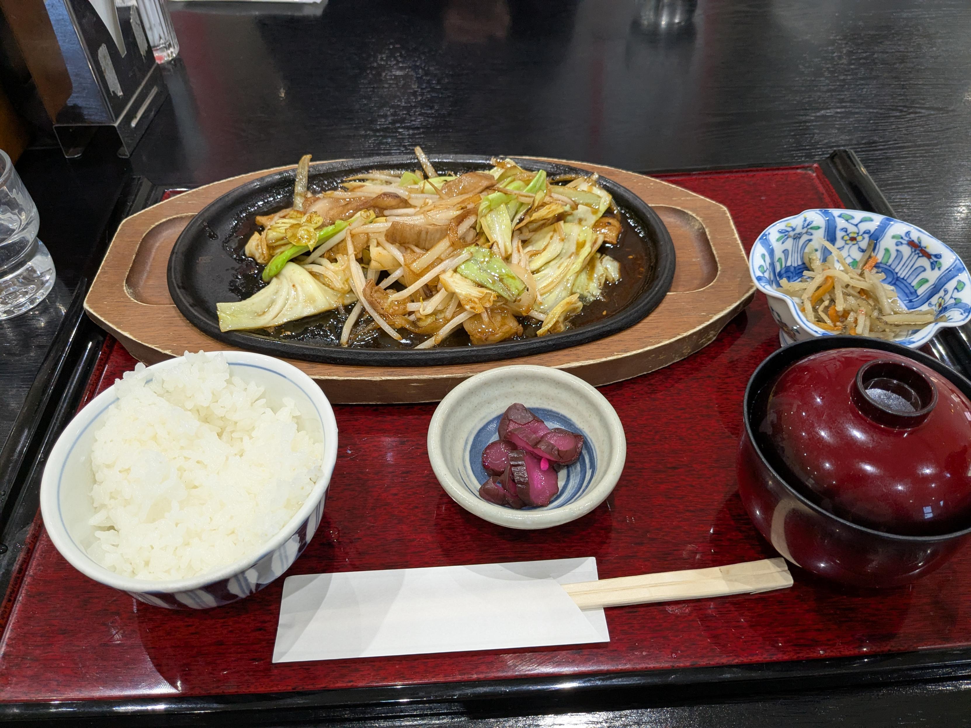 牛ホルモン鉄板焼定食
